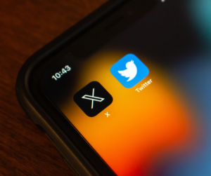 Twitter and X app icons next to each other 